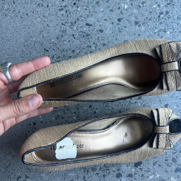 Naturalizer Women 7.5 Heels Gold Tan Peep Toe Kitten Heels Gold Woven Bow Y2K - Picture 3 of 4